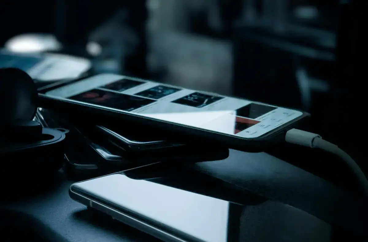Android: Generic smartphone charging on a dark desk